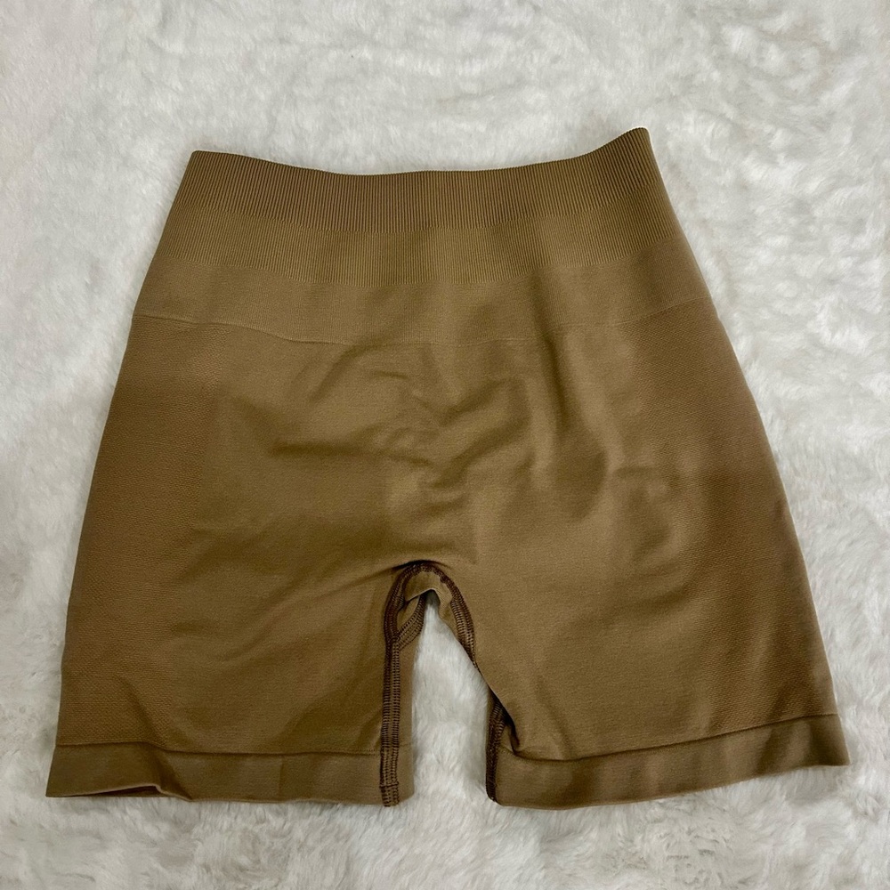 Alphalete Amplify Shorts 4.5” | Linen XS